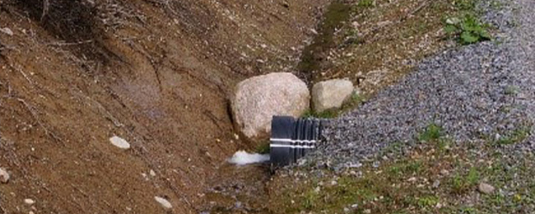 Sten för att sänka hastigheten på vattnet i dike.  Foto: Anja Lomander