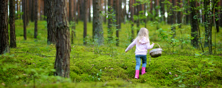 Flicka i skogen. Foto: Irina Belcikova