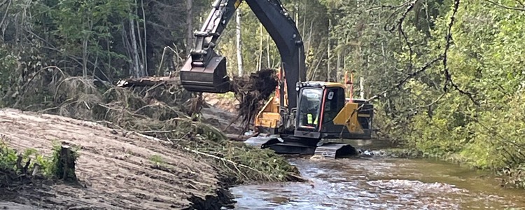 Restaurering av ett vattendrag med hjälp av grävmaskin.g. -24. Foto: Maria Larsson