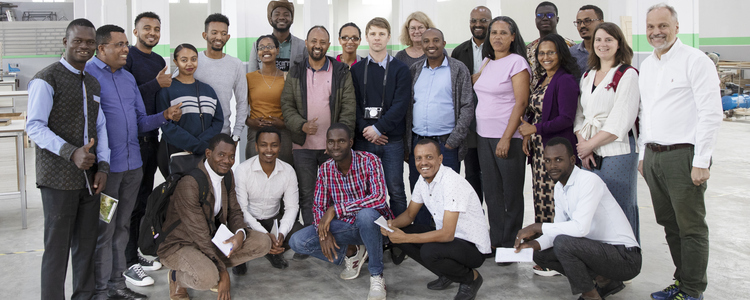 Group of people smiling into the camera. Foto: @ Camilla Zilo