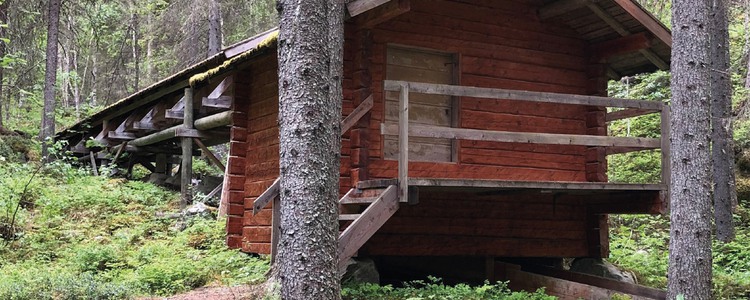 Vid Kvarnbäcken ligger en röd skvaltkvarn.
