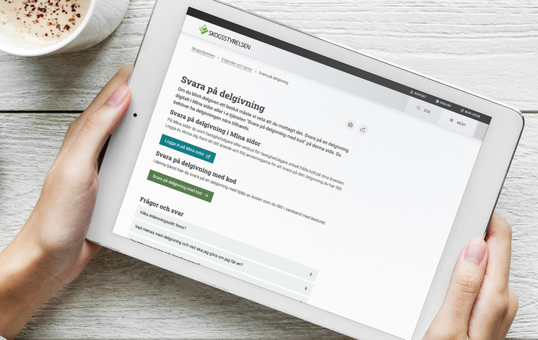 Surfplatta som visar webbsida om att svara på delgivning.