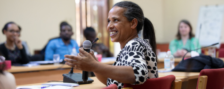 Woman speaking in front of a group of people. Foto: @ Camilla Zilo