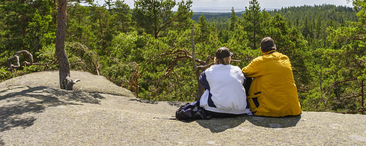 Par som sitter och tittar på utsikten. Foto: Mostphotos