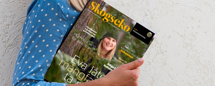 Kvinna bär Skogseko under armen så att omslaget till Skogseko 1 2026 syns. Foto: InaPlavans