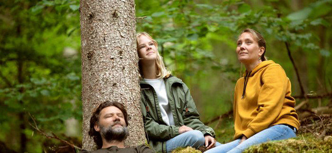 Familj myser i skogen. Foto: @ Camilla Zilo