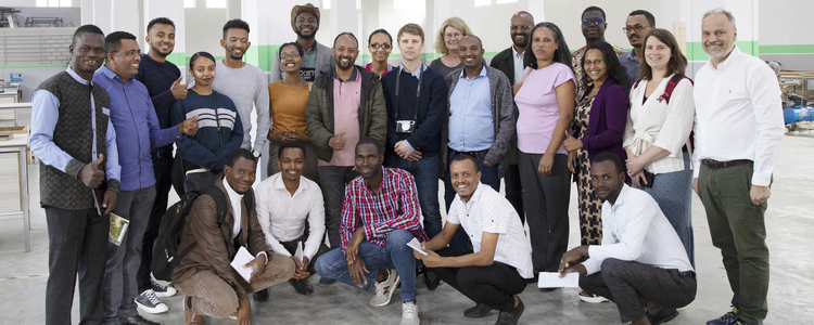 Group of people smiling into the camera. Foto: @ Camilla Zilo