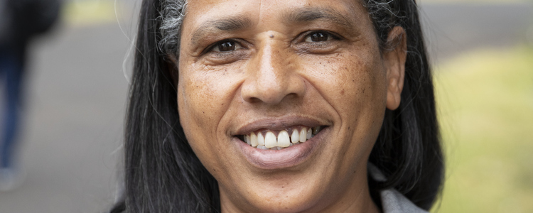 Smiling woman looking into the camera. Foto: @ Camilla Zilo