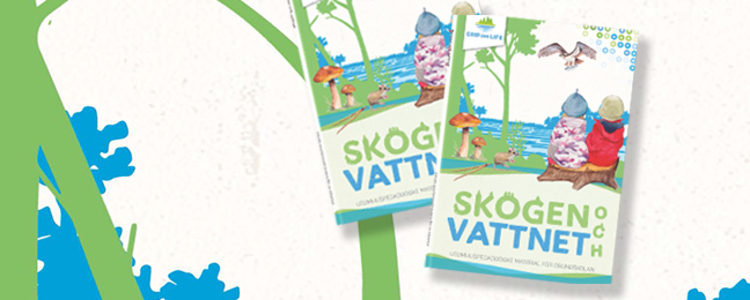 Omslag boken Skogen och vattnet. Omslaget är en illustration med två barn som sitter på en stubbe vid en sjö.