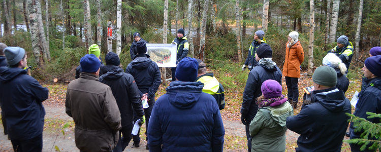 Elisabet Andersson, ekolog på Skogsstyrelsen, pratar om målbilder för kantzoner mot vattendrag och att de är viktiga även vid hyggesfritt skogsbruk.