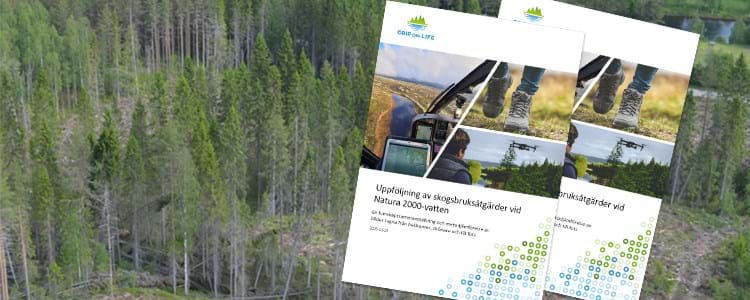 En flygbild av ett område där man gjort en skogsbruksåtgärd. I förgrunden syns framsidan på "Uppföljning av skogsbruksåtgärder vid Natura 2000-vatten".