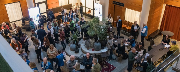 Många människor minglar i en hotellobby. Bilden är tagen ovanifrån. Foto: Angelica Rydelius