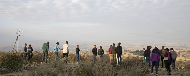 Group of people on a field trip. Visit at restored multi-species forest at Sodo Gurage. Foto: @ Camilla Zilo