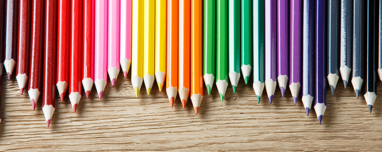 Färgglada pennor på rad. Foto: Aleksey Rezin