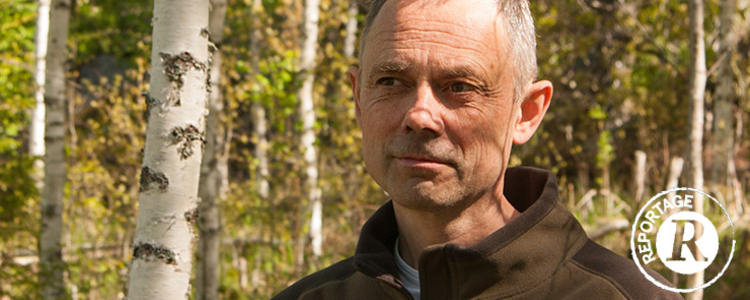 Lars Vikinge i ett av björkbestånden