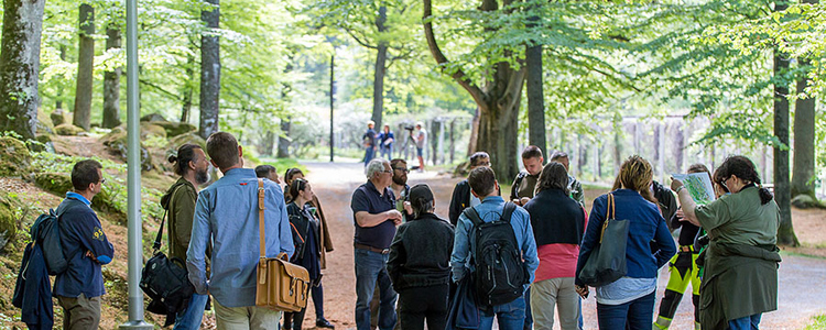 A group of people talking to each other. Foto: Yaman Albolbol