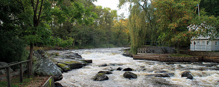  A rapids run past a house. Foto: Oriana Pfister