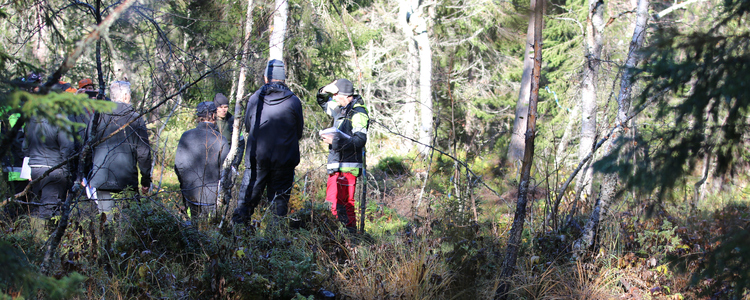 Diskussioner om åtgärder vid vatten vid demoslingan Skidån. Foto: Göran Andersson