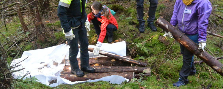 Personer bygger en dikespropp. Foto: Vilhelm von Unge