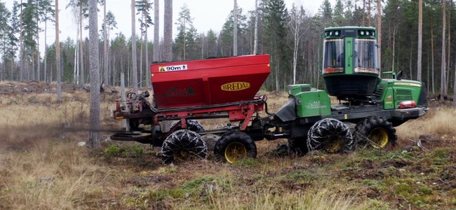 Klippbild från filmen på skogsmaskin som sprider ut aska. 