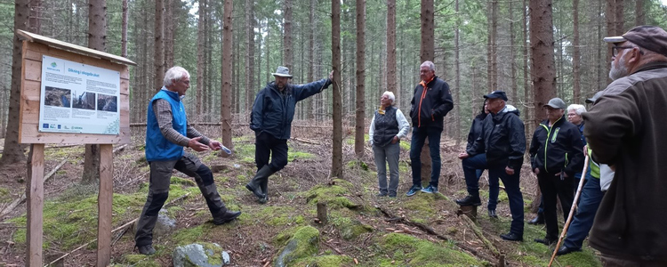 Per-Erik Larsson informerar under den guidade turen runt slingan vid Masån, Tiveden. Foto: Gunilla Oleskog