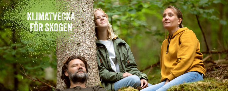 Tre personer sitter och njuter i skogen. Logga med texten klimatvecka för skogen