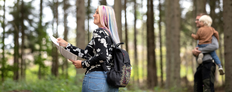 Kvinna kollar på skogsbruksplan. . Foto: Camilla Zilo