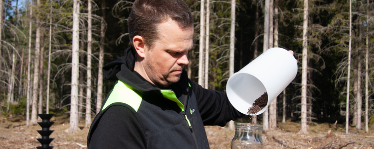 Man utför tömning av granbarkborrefälla. Foto: Mattias Sparf