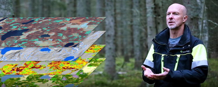 Skärmklipp från filmen Hitta borrarna där Hans Källsmyr visar vilken information som ligger till grund för riskkartan.