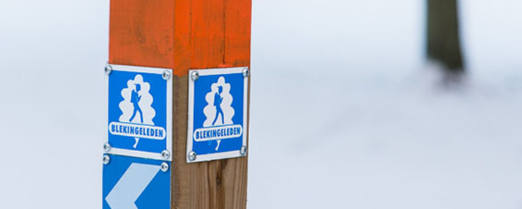 Trästolpe med skylt för Blekingeleden. Foto: Robert Ekholm